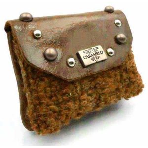 MONEDERO PIEL/LANA BORREGUITO CON SOLAPA MOSTAZA –