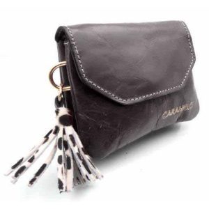 MONEDERO PIEL ATHENE CON ADORNO FLECOS SOLAPA NEGRO –