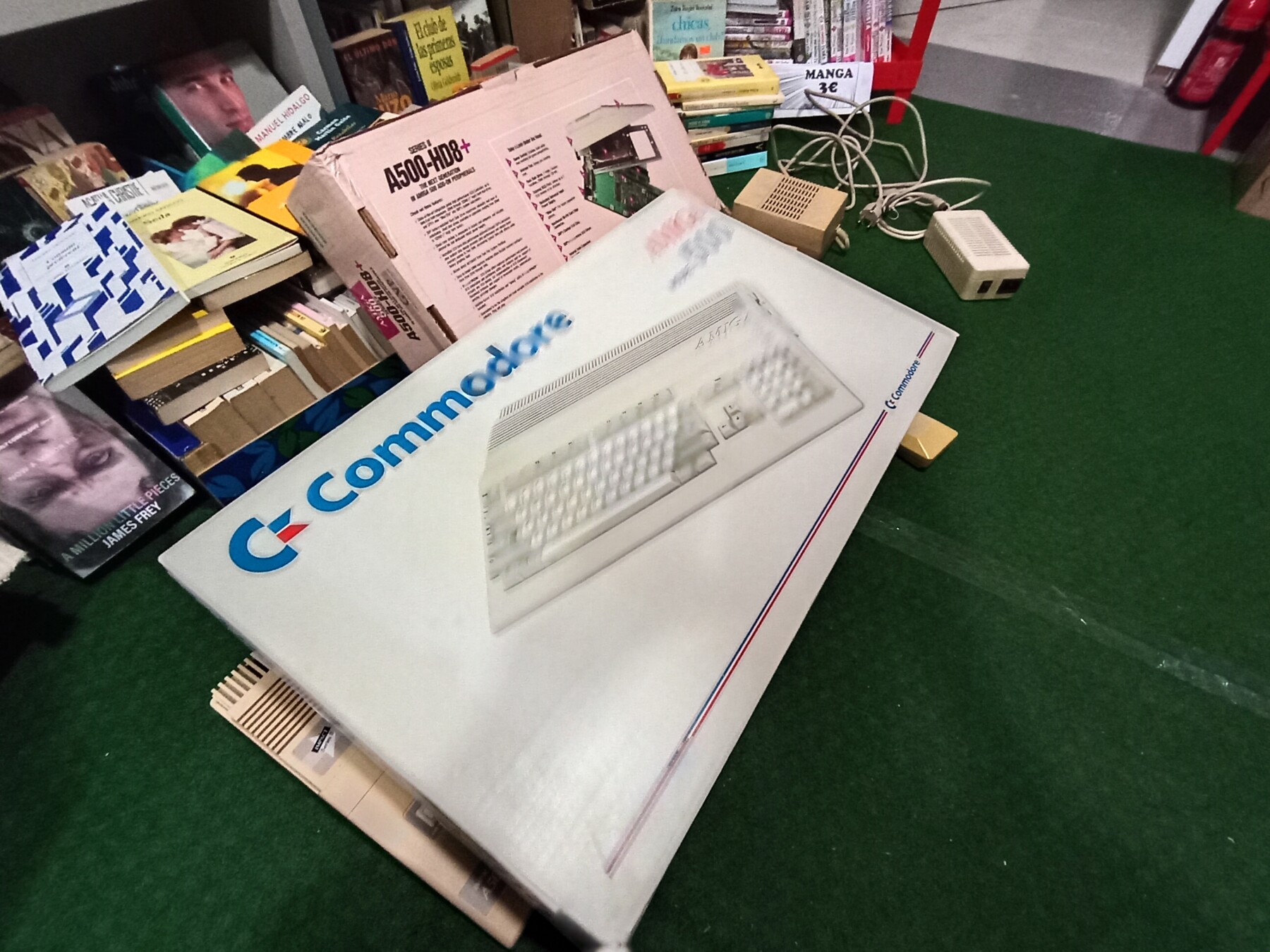 Ordenador Commodore Amiga 500 funcional con accesorios y cajas originales - Imagen 6