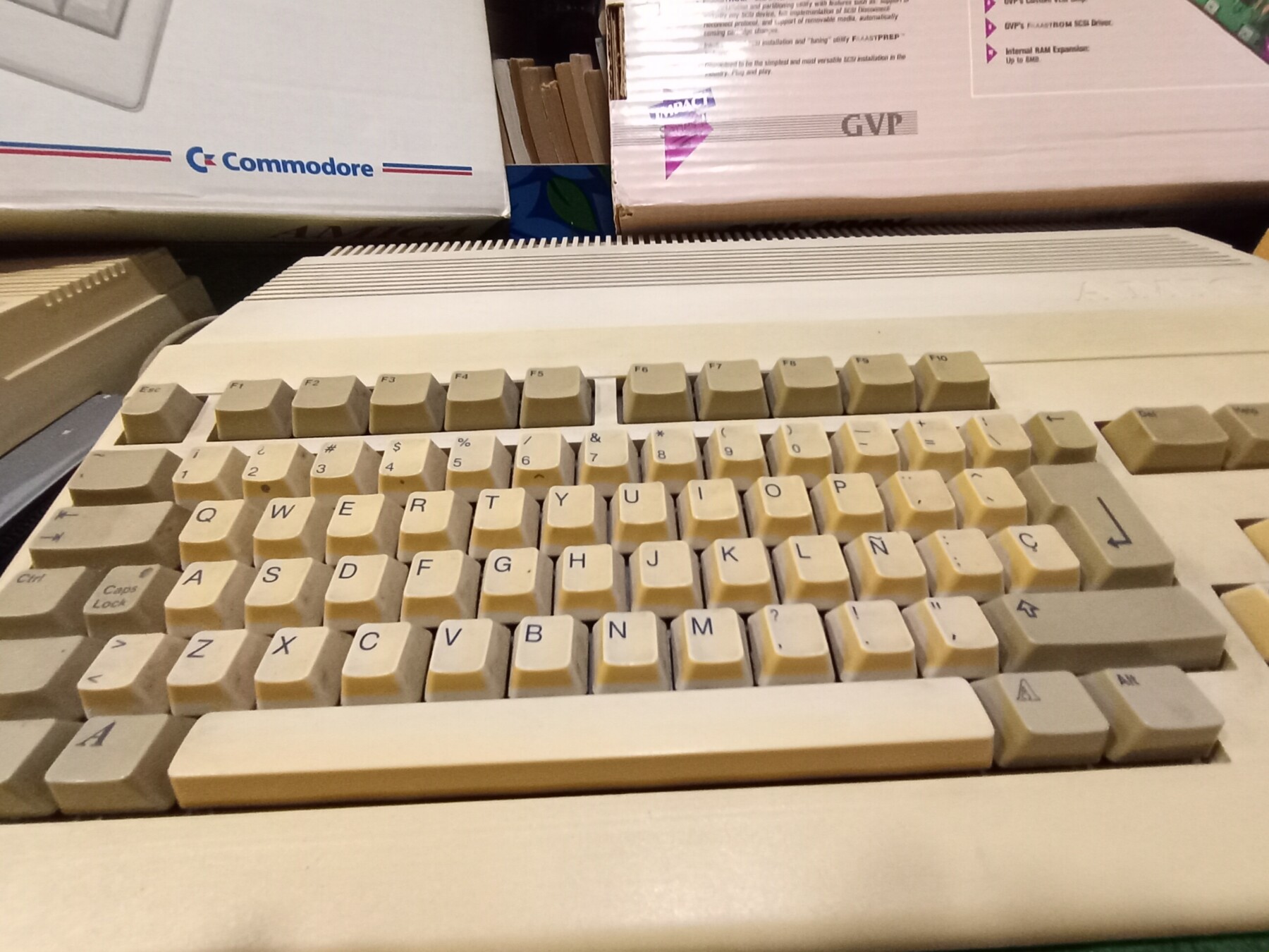 Ordenador Commodore Amiga 500 funcional con accesorios y cajas originales - Imagen 5