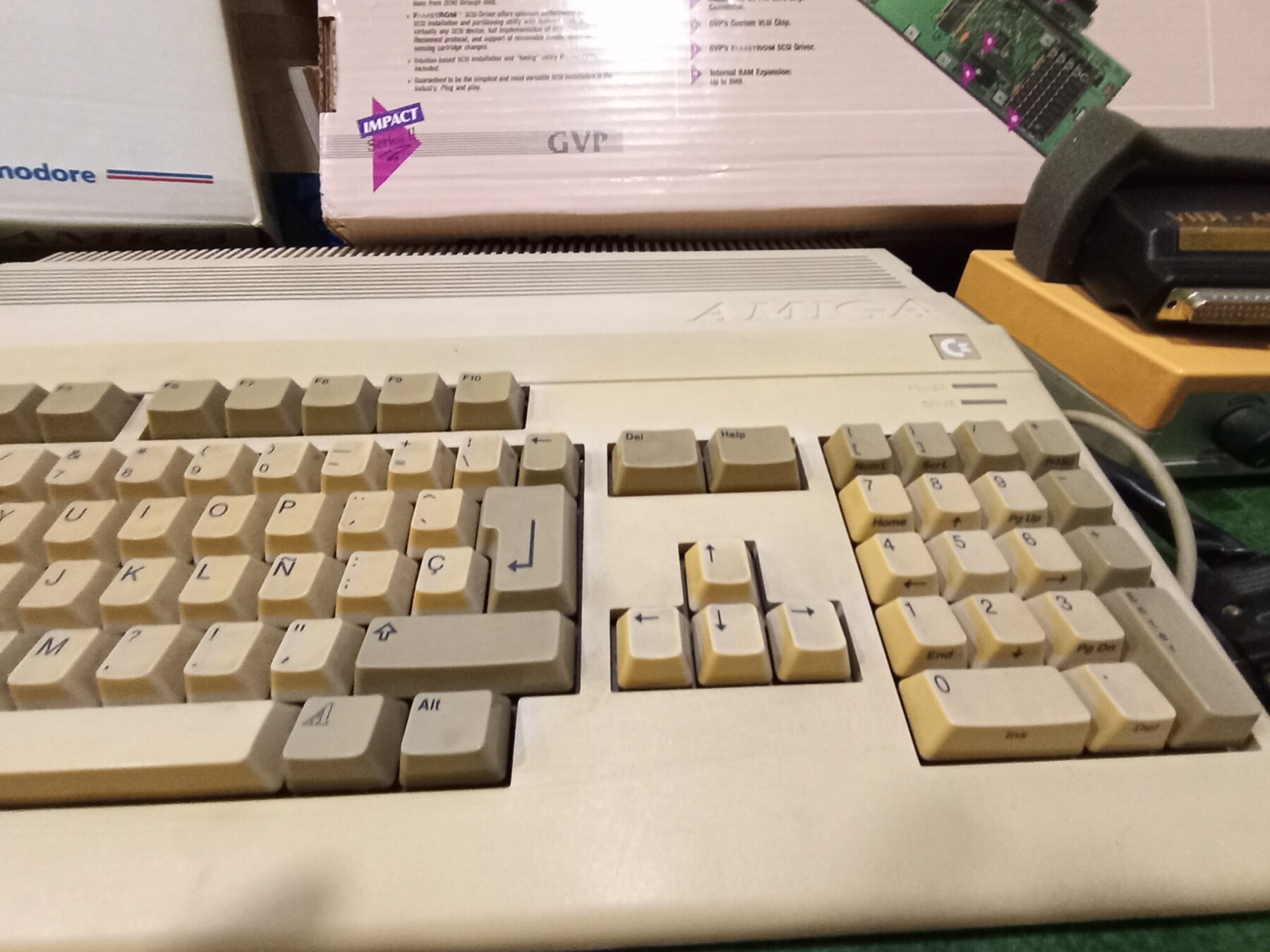 Ordenador Commodore Amiga 500 funcional con accesorios y cajas originales - Imagen 3