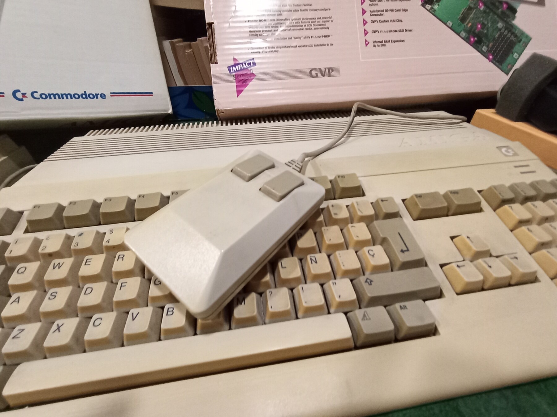 Ordenador Commodore Amiga 500 funcional con accesorios y cajas originales - Imagen 7