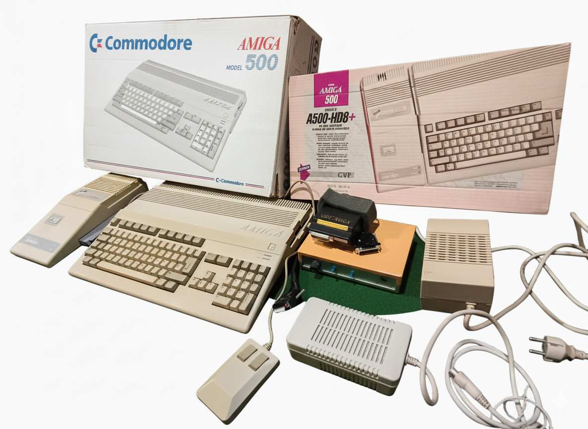 Ordenador Commodore Amiga 500 funcional con accesorios y cajas originales